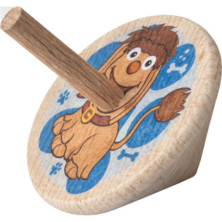 Holzkreisel ‚Moppi‘, 4 cm groß, farbig bedruckt. Auf der runden Scheibe ist die Hundfigur Moppi vor blauem Hintergrund mit Pfoten- und Knochenmotiven abgebildet; der Kreisel hat einen mittigen Holzstab.