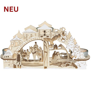 Kerzenhalter „Drei Haselnüsse für Aschenbrödel®“ aus hellem Holz mit Raureifeffekt und farbigen Akzenten. Die detailreiche Szene zeigt Aschenbrödel auf dem Pferd vor dem Schlosstor, umgeben von Winterlandschaft, Eule, Haselnüssen und verschneiten Tannen. Drei Teelichthalter sorgen für eine stimmungsvolle Beleuchtung der märchenhaften Darstellung. 24 cm breit.