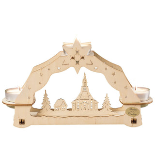 Holz-Kerzenhalter mit ausgeschnittener Seiffener Kirche, umrahmt von Tannenbäumen und drei Teelichthaltern unter einem sternenförmigen Bogen.