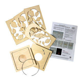 Holz-Bastelsatz Laterne „Frühling“ aus naturbelassenem Material, 16 cm hoch, mit filigran ausgeschnittenem Vogel- und Blättermotiv sowie Metallhenkel.