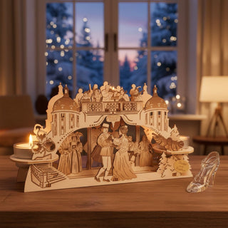 Kerzenhalter aus Holz für drei Teelichte mit Motiv „Drei Haselnüsse für Aschenbrödel®“ (2024), farbig abgesetzt, auf einem Holztisch platziert. Die filigrane Szene zeigt ein tanzendes Paar im Mittelpunkt unter einem prunkvollen Torbogen, darüber Musikanten auf einem Balkon und seitlich weitere Figuren und winterliche Elemente. Drei Teelichter sorgen für warmes Licht und heben die Details hervor; daneben steht ein gläserner Schuh, im Hintergrund ein Fenster mit verschneiter Landschaft und Lichterdekoration.