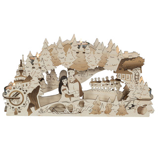 Teelichthalter aus Holz mit farblichen Akzenten. Verschiedene Szenen aus dem DEFA-Märchen Schneewittchen werden dargestellt. Für 5 Teelichte ausgelegt.