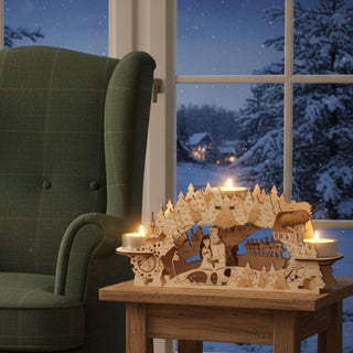 Kerzenhalter für 3 Teelichte „DEFA‑Schneewittchen“, 24 cm, aus Holz mit filigran gelasertem Märchenmotiv, stimmungsvoll beleuchtet auf einem Holztisch vor einem winterlichen Fenster mit verschneiter Landschaft und warmem Kerzenlicht.