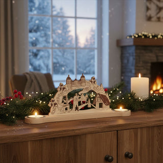 Kerzenhalter für 3 Teelichte „DEFA‑Schneewittchen“, 24 cm, aus Holz mit filigran gearbeitetem Märchenmotiv, dekorativ arrangiert auf einem Sideboard mit Tannenzweigen und Lichterkette, vor einem Fenster mit winterlicher Schneelandschaft und Kaminfeuer im Hintergrund.