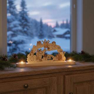 Kerzenhalter für 3 Teelichte „DEFA‑Schneewittchen“, 24 cm, aus hellem Holz mit detailreichem Märchenmotiv und Figuren, dekorativ platziert auf einem Sideboard mit Tannenzweigen, vor einem Fenster mit verschneiter Winterlandschaft und warm leuchtenden Teelichtern.
