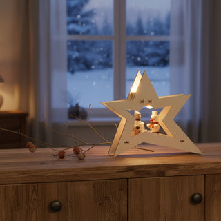 Kerzenhalter für 1 Teelicht „Winterkind mit Schlitten“, 15 cm, aus naturbelassenem Holz in moderner Sternform mit kleiner Figurenszene, dekorativ auf einem Holzsideboard neben Zweigen mit Beeren platziert, vor einem Fenster mit verschneiter Winterlandschaft und warmem Kerzenlicht.