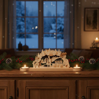 Kerzenhalter für 2 Teelichte „DEFA‑Schneewittchen“, 32 cm, aus einfarbig abgesetztem Holz mit filigraner Märchenszene, dekorativ auf einem Sideboard mit Tannenzweigen und Zapfen arrangiert, vor einem Fenster mit verschneiter Winterlandschaft und warm leuchtenden Teelichtern.
