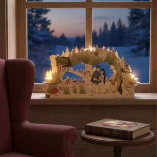 Kerzenhalter für 5 Teelichte „DEFA‑Schneewittchen“, 37 cm, aus bunt abgesetztem Holz mit detaillierter Märchenszene und Figuren im Wald, dekorativ auf einer Fensterbank vor verschneiter Winterlandschaft platziert, mit warm leuchtenden Kerzen und gemütlicher Wohnatmosphäre.