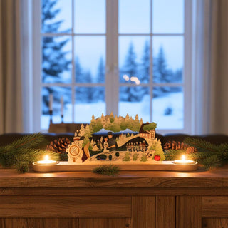 Kerzenhalter für 2 Teelichte „DEFA‑Schneewittchen“, 32 cm, aus bunt abgesetztem Holz mit detailreicher Märchenszene im Wald, dekorativ auf einem Sideboard mit Tannenzweigen und Zapfen platziert, vor einem großen Fenster mit verschneiter Winterlandschaft und warm leuchtenden Teelichtern.