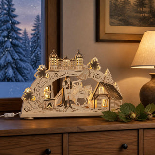 Premium-LED-Schwibbogen „Drei Haselnüsse für Aschenbrödel®“ aus naturfarbenem Holz mit detailreicher Märchenszene. Das Motiv zeigt Aschenbrödel und den Prinzen im Vordergrund, das Schloss Moritzburg im Hintergrund sowie dekorative Haselnüsse als Gestaltungselement. Die warme LED-Beleuchtung setzt die filigranen Holzdetails stimmungsvoll in Szene. Der 52 cm breite Schwibbogen sorgt für eine märchenhafte Weihnachtsatmosphäre.