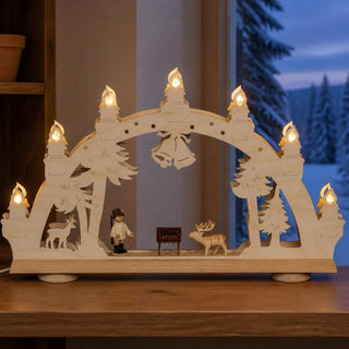 LED-Schwibbogen „Jäger im Wald“, 49 cm, mit detailreicher Waldszene aus naturbelassenem Holz. Zwischen kunstvoll gestalteten Tannenbäumen befinden sich ein Jäger, Rehe, ein Hirsch sowie eine Futterkrippe. Der Schwibbogen wird von mehreren LED-Kerzen in Flammenoptik beleuchtet und sorgt mit seinem warmen Licht für eine festliche Weihnachtsstimmung im traditionellen Erzgebirgsstil.