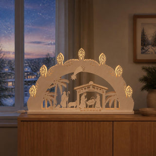 LED-Schwibbogen „Christi Geburt“ aus naturfarbenem Holz mit filigraner Krippenszene. Das Motiv zeigt Maria und Joseph mit dem Jesuskind in der Krippe, begleitet von einem Hirten, Schafen, Palmen und dem Stern von Bethlehem. Sieben warm leuchtende LED-Kerzen sorgen für eine besinnliche Beleuchtung und unterstreichen die festliche Weihnachtsstimmung des 52 cm breiten Schwibbogens.