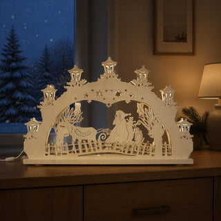 LED-Schwibbogen „Schlittenfahrt“ aus naturfarbenem Holz mit filigraner Winterlandschaft. Das Motiv zeigt einen Schlitten mit Weihnachtsgeschenken, gezogen von einem Rentier, umgeben von Tannenbäumen und Eulen. Sieben laternenförmige LED-Lichter sorgen für warmes, stimmungsvolles Licht und setzen die detailreiche Szene festlich in Szene. Der 52 cm breite Schwibbogen schafft eine gemütliche Weihnachtsatmosphäre.