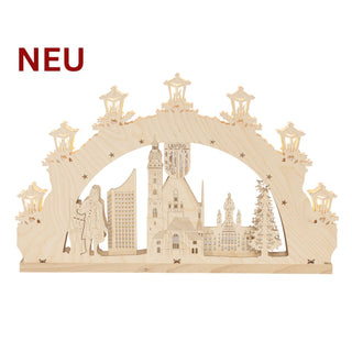 LED‑Schwibbogen „Stadt Leipzig“ aus naturbelassenem Holz mit sieben Leuchtarmen, detaillierter Stadtsilhouette, Wappen und Laternenmotiven; 52 cm breit.