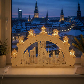 LED-Schwibbogen „Stadt Leipzig“ aus naturfarbenem Holz mit filigraner Leipziger Skyline. Bekannte Wahrzeichen, ein Stadtwappen und eine historische Figur werden von sieben laternenförmigen LED-Lichtern stimmungsvoll beleuchtet. Der 52 cm breite Schwibbogen sorgt auf der Fensterbank für eine festliche Weihnachtsatmosphäre.