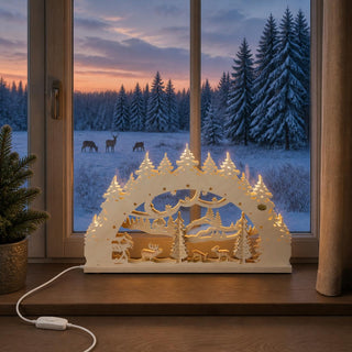 LED-Schwibbogen „Wald“ aus naturfarbenem Holz mit filigraner 3D-Waldszene. Das Motiv zeigt Hirsche und Rehe zwischen Tannenbäumen vor einer winterlichen Landschaft. Die warmweiße LED-Beleuchtung sorgt für stimmungsvolles Licht und betont die feinen Holzdetails. Der 52 cm breite Schwibbogen schafft eine gemütliche Weihnachtsatmosphäre.