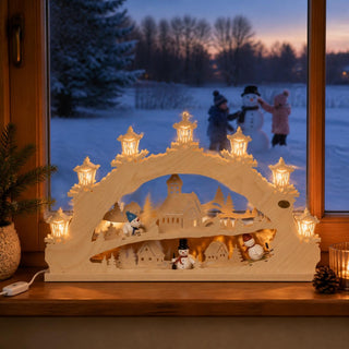 LED-Schwibbogen „Schneemann“ aus naturfarbenem Holz mit farbigen Schneemannfiguren in einer winterlichen Dorfszene. Die dreidimensionale Gestaltung mit Häusern, Tannenbäumen und drei fröhlichen Schneemännern wird von einer 7-flammigen LED-Beleuchtung stimmungsvoll erhellt. Der 52 cm breite Schwibbogen sorgt für eine festliche und verspielte Weihnachtsatmosphäre.