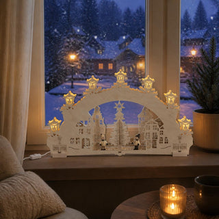 LED-Schwibbogen „Weihnachtsmarkt“ aus naturfarbenem Holz mit detailreicher Marktszene in 3D-Optik. Das Motiv zeigt festlich geschmückte Häuser, einen Weihnachtsbaum und kleine Figuren auf einem winterlichen Marktplatz. Sieben laternenförmige LED-Lichter sorgen für warmes, stimmungsvolles Licht und verleihen dem 52 cm breiten Schwibbogen eine gemütliche Weihnachtsatmosphäre.