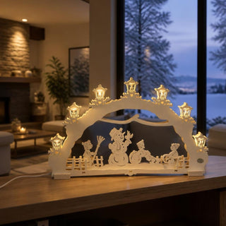 LED-Schwibbogen „Jäger im Wald“, 49 cm, mit detailreicher Waldszene aus naturbelassenem Holz. Zwischen kunstvoll gestalteten Tannenbäumen befinden sich ein Jäger, Rehe, ein Hirsch sowie eine Futterkrippe. Der Schwibbogen wird von mehreren LED-Kerzen in Flammenoptik beleuchtet und sorgt mit seinem warmen Licht für eine festliche Weihnachtsstimmung im traditionellen Erzgebirgsstil.