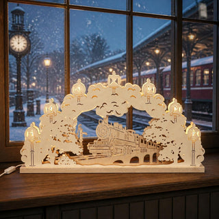 LED-Schwibbogen „Eisenbahnromantik“ aus naturfarbenem Holz mit detailreicher 3D-Darstellung einer historischen Dampflokomotive auf einer Brücke. Filigrane Bäume und sieben laternenförmige LED-Lichter rahmen die Szene ein und sorgen für warmes, stimmungsvolles Licht. Der 52 cm breite Schwibbogen verbindet nostalgischen Eisenbahncharme mit traditioneller erzgebirgischer Weihnachtsdekoration.