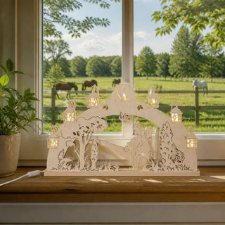 LED-Schwibbogen „Reiterin“ aus naturfarbenem Holz mit filigraner 3D-Szene einer Reiterin auf einem Pferd inmitten von Bäumen und Sträuchern. Sieben laternenförmige LED-Lichter sorgen für ein warmes, stimmungsvolles Licht und betonen die feinen Holzdetails. Der 52 cm breite Schwibbogen ist eine festliche Weihnachtsdekoration für Pferdeliebhaber.