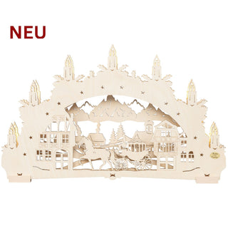 LED Schwibbogen „Pferdekutsche“ natur, 52 cm, aus hellem Holz mit detailreicher, mehrlagiger Winterszene. Im Mittelpunkt steht eine Pferdekutsche vor traditionellen Fachwerkhäusern und einem Dorfmotiv, eingerahmt von einer Berglandschaft. Der kunstvoll gestaltete Schwibbogen wird von LED-Beleuchtung stimmungsvoll in Szene gesetzt und eignet sich als klassische Weihnachtsdekoration für Fenster, Sideboard oder Wohnbereich.