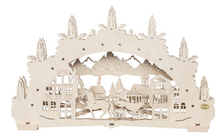 LED Schwibbogen „Pferdekutsche“ natur, 52 cm, aus hochwertigem Holz mit filigranem Pferdegespann, detailreichen Fachwerkhäusern und beeindruckender Berglandschaft. Die mehrlagige Holzszene vereint traditionelle Weihnachtsmotive und wird durch die integrierte LED-Beleuchtung stimmungsvoll hervorgehoben. Dekorativer Schwibbogen für Fensterbank, Sideboard und festliche Weihnachtsdekoration.