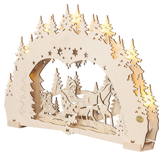 

LED Schwibbogen „Kinder auf Schlitten“ natur, 52 cm, in Schrägansicht, mit warmweißer LED-Beleuchtung und filigraner, mehrlagiger Holzszene. Das winterliche Motiv zeigt Kinder auf einem Schlitten, ein Pferdegespann, Tannenbäume und Sterne in einer verschneiten Winterlandschaft. Die detailreiche Weihnachtsdekoration aus Naturholz sorgt für eine stimmungsvolle Atmosphäre auf Fensterbank, Sideboard oder Wohnzimmertisch.