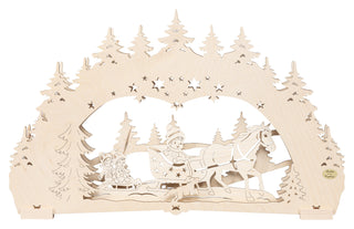 LED Schwibbogen „Kinder auf Schlitten“ natur, 52 cm, mit filigraner Holzszene einer winterlichen Schneelandschaft. Das detailreiche Motiv zeigt Kinder auf einem Schlitten, ein Pferdegespann, Tannenbäume und Sterne unter einem dekorativen Schwibbogen. Die hochwertige Holzverarbeitung und die traditionelle Gestaltung machen diesen LED Schwibbogen zu einer stimmungsvollen Weihnachtsdekoration für Fensterbank, Sideboard oder Wohnbereich.