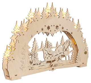 

LED Schwibbogen „Kinder auf Schlitten“ natur, 52 cm, in Schrägansicht, mit warmweißer LED-Beleuchtung und filigraner, mehrlagiger Holzszene. Das winterliche Motiv zeigt Kinder auf einem Schlitten, ein Pferdegespann, Tannenbäume und Sterne in einer verschneiten Winterlandschaft. Die detailreiche Weihnachtsdekoration aus Naturholz sorgt für eine stimmungsvolle Atmosphäre auf Fensterbank, Sideboard oder Wohnzimmertisch.