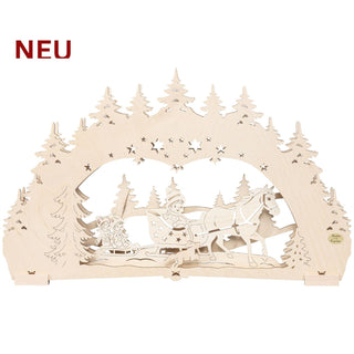 LED Schwibbogen „Kinder auf Schlitten“ natur, 52 cm, mit filigraner Holzszene aus verschneiter Winterlandschaft. Das detailreiche Motiv zeigt Kinder auf einem Schlitten, ein Pferdegespann sowie Tannenbäume unter einem Sternenhimmel. Die traditionelle Weihnachtsdekoration aus Holz wird durch warmweiße LED-Beleuchtung stimmungsvoll in Szene gesetzt und sorgt für festliches Ambiente auf Fensterbank, Sideboard oder Tisch.