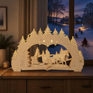 LED Schwibbogen „Kinder auf Schlitten“ natur, 52 cm, stimmungsvoll beleuchtet auf einer Fensterbank. Die filigrane Holzszene zeigt Kinder auf einem Schlitten, ein Pferdegespann und verschneite Tannen in einer winterlichen Landschaft. Die warmweiße LED-Beleuchtung setzt die detailreiche Weihnachtsdekoration wirkungsvoll in Szene und sorgt für eine gemütliche Advents- und Weihnachtsatmosphäre.