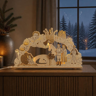 LED-Schwibbogen „Das singende, klingende Bäumchen®“ aus naturfarbenem Holz mit detailreicher Märchenszene. Das Motiv zeigt die Prinzessin, den Prinzen mit Pferd, das singende klingende Bäumchen sowie weitere Figuren und Elemente aus dem bekannten Märchen. Die warme LED-Beleuchtung setzt die filigranen Holzdetails stimmungsvoll in Szene und verleiht dem 52 cm breiten Schwibbogen eine festliche Weihnachtsatmosphäre.