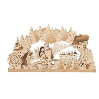 LED-Schwibbogen „DEFA-Schneewittchen“ aus naturfarbenem Holz mit detailreicher Märchenszene. Das Motiv zeigt Schneewittchen und den Prinzen im Mittelpunkt, umgeben von den sieben Zwergen, dem Schloss, dem Spiegel der bösen Königin und weiteren Figuren aus dem bekannten Märchen. Die warme LED-Beleuchtung hebt die filigranen Holzdetails hervor und verleiht dem 52 cm breiten Schwibbogen eine festliche Atmosphäre.