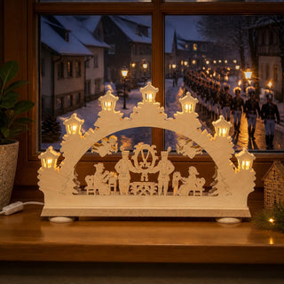 LED-Schwibbogen „Bergleute“ aus naturfarbenem Holz mit traditionellem Bergbaumotiv in filigraner 3D-Optik. Die Szene zeigt Bergmänner, das erzgebirgische Bergbauwappen und historische Figuren, eingerahmt von sieben laternenförmigen LED-Lichtern. Der 48 cm breite Schwibbogen sorgt mit seinem warmen Licht für eine festliche und gemütliche Weihnachtsatmosphäre.