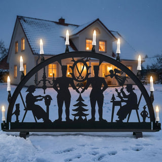 Metallschwibbogen für den Außenbereich „Bergmann“ in Schwarz mit traditionellem erzgebirgischem Motiv. Der 100 cm breite Schwibbogen zeigt Bergleute, Schlägel und Eisen sowie weitere filigrane Silhouetten des Bergbaus. Zehn warm leuchtende Kerzen sorgen für eine stimmungsvolle Beleuchtung und setzen die Szene vor winterlicher Kulisse wirkungsvoll in Szene.