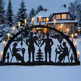 Metallschwibbogen für den Außenbereich „Bergmann“ in Schwarz mit traditionellem erzgebirgischem Motiv. Der 150 cm breite Schwibbogen zeigt Bergleute, Schlägel und Eisen sowie weitere filigrane Bergbauszenen. Mehrere warm leuchtende Kerzen entlang des Bogens setzen die Silhouetten wirkungsvoll in Szene und sorgen für eine festliche Weihnachtsatmosphäre im Außenbereich.