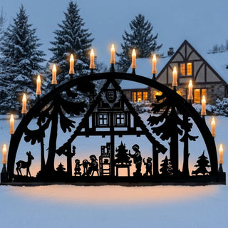 Metallschwibbogen für den Außenbereich „Waldhaus“ in Schwarz mit detailreicher Winter- und Waldszene. Der 150 cm breite Schwibbogen zeigt ein traditionelles Waldhaus zwischen Tannenbäumen, Figuren bei weihnachtlichen Tätigkeiten sowie ein Reh am Waldrand. Mehrere warm leuchtende Kerzen entlang des Bogens setzen die filigranen Silhouetten stimmungsvoll in Szene und sorgen für eine festliche Atmosphäre im Außenbereich.