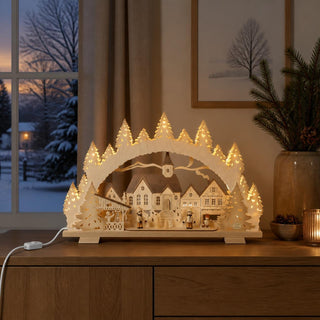 LED Schwibbogen „Weihnachtsmarktzauber“ natur, 52 cm, kunstvoll gestalteter Holz-Schwibbogen mit festlichem Weihnachtsmarkt, Kirche, Fachwerkhäusern, Tannenbäumen und warmweißer LED-Beleuchtung. Die detailreiche Winterlandschaft sorgt für eine stimmungsvolle Weihnachtsatmosphäre in Wohnräumen.