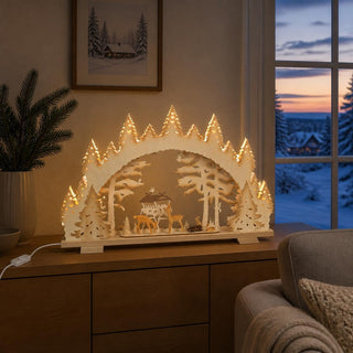 LED Schwibbogen „Futterkrippe“ mit geschnitzten Rehen, natur, 52 cm, filigraner Holz-Schwibbogen mit winterlicher Waldszene, Futterkrippe, handgeschnitzten Rehen und verschneiten Tannen. Die warmweiße LED-Beleuchtung erzeugt eine stimmungsvolle Atmosphäre und setzt die detailreiche Erzgebirge-Dekoration eindrucksvoll in Szene.