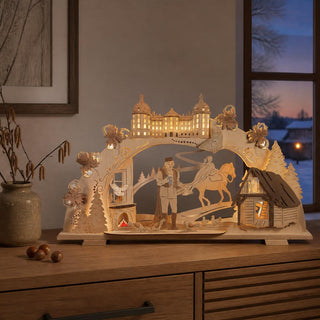 Premium-LED-Schwibbogen „Drei Haselnüsse für Aschenbrödel®“ (70 cm) aus Holz mit detailreicher Szenendarstellung des Märchenklassikers. Warmweiße LED-Beleuchtung setzt Schloss, Aschenbrödel zu Pferd, Winterlandschaft und filigrane Holzornamente stimmungsvoll in Szene.
