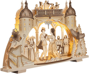 Schwibbogen beleuchtet mit Prinz und Aschenbrödel tanzend, König und Königin, Stiefmutter und Stiefschwester, Kapelle und Schloss Moritzburg, seitliche Ansicht