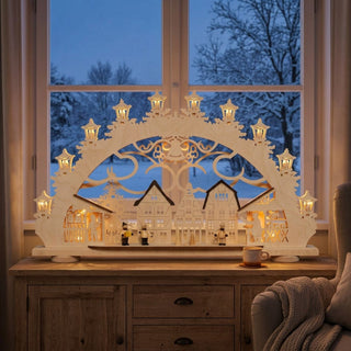 LED Schwibbogen „Altstädter Weihnachtsmarkt“ (66 cm) mit detailreicher Marktszene aus Fachwerkhäusern, Marktständen und erzgebirgischen Figuren. Filigrane Verzierungen und Laternen auf dem Bogen werden von warmweißen LEDs stimmungsvoll beleuchtet. Die winterliche Dorfszene schafft eine gemütliche und festliche Weihnachtsatmosphäre.