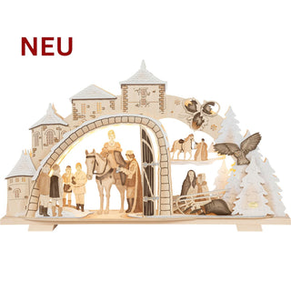 Beleuchteter LED-Schwibbogen „Drei Haselnüsse für Aschenbrödel®“ aus hellem Holz mit winterlichem Raureifeffekt. Die detailreiche Szene zeigt Aschenbrödel auf dem Pferd vor dem Schlosstor, umgeben von Schlossgebäuden, verschneiten Tannen, einer Eule und den berühmten Haselnüssen. Warmweiße LEDs setzen die märchenhafte Winterlandschaft stimmungsvoll in Szene.