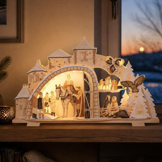 LED Premium-Line-Schwibbogen „Drei Haselnüsse für Aschenbrödel®“ aus hellem Holz mit Raureifeffekt und warmweißer Beleuchtung. Die hochwertige, mehrlagige Szene zeigt Aschenbrödel auf dem Pferd vor dem Schlosstor, umgeben von Figuren des Märchenfilms, verschneiten Tannen, Haselnüssen und der Eule Rosalie. Die detailreiche Gestaltung und die stimmungsvolle LED-Beleuchtung schaffen eine märchenhafte Winteratmosphäre. Breite 70 cm.