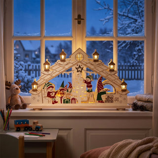 LED-Schwibbogen „Wichtel- und Elfenland“ in farbiger Ausführung (69 cm) mit warmweißer LED-Beleuchtung. Das liebevoll gestaltete Motiv zeigt Wichtel und Elfen bei der Weihnachtsvorbereitung rund um einen festlich geschmückten Tannenbaum mit Geschenken. Mehrere beleuchtete Laternen auf dem Schwibbogen sorgen für eine stimmungsvolle Atmosphäre. Die farbenfrohe Szene setzt winterliche und weihnachtliche Akzente und eignet sich ideal als dekorativer Blickfang in der Adventszeit.