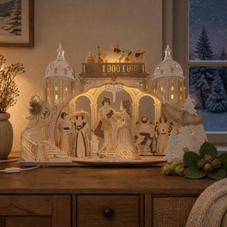 Premium-Line LED-Schwibbogen „Drei Haselnüsse für Aschenbrödel®“ aus naturfarbenem Holz mit dekorativem Raureifeffekt. Die detailreiche 3D-Szene zeigt Aschenbrödel und den Prinzen beim Tanz, umgeben von weiteren Figuren des Märchenklassikers sowie den Türmen von Schloss Moritzburg. Die warme LED-Beleuchtung setzt die filigranen Holzdetails und winterlichen Elemente stimmungsvoll in Szene. Der 70 cm breite Schwibbogen ist eine hochwertige Weihnachtsdekoration aus dem Erzgebirge.