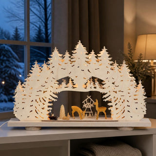 LED-Schwibbogen „Wildfütterung“, natur, 52 cm, aus hellem Holz mit detailreich gestalteter Waldlandschaft. Zwischen zahlreichen Tannenbäumen befinden sich Rehe, eine Futterraufe sowie weitere naturbelassene Dekorelemente, die eine winterliche Wildfütterung darstellen. Die integrierte warmweiße LED-Beleuchtung schafft eine behagliche Atmosphäre und setzt die filigranen Holzdetails eindrucksvoll in Szene.

