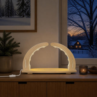 LED Schwibbogen unbestückt, natur, 57 cm, schlichter Holz-Schwibbogen mit integrierter warmweißer LED-Beleuchtung und offener Präsentationsfläche für individuelle Bestückungen. Ideal zur stilvollen Inszenierung von erzgebirgischen Figuren, Miniaturen oder weihnachtlichen Dekorationen auf Fensterbank und Sideboard.