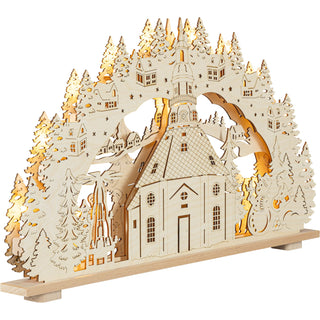 Holzfarbener LED‑Schwibbogen mit der detailreich gestalteten Seiffener Kirche im Zentrum. Umgeben wird die Kirche von hohen, fein ausgesägten Tannenbäumen, kleinen Häusern und winterlichen Szenerien. Links steht eine geschnitzte Figurengruppe mit Bergmann und Engel, rechts ein Schneemann mit weiteren Dekorelementen. Der Schwibbogen ist reich durchbrochen, mit vielen kleinen Stern‑ und Fensterdetails, und besitzt eine geschwungene Bogenform. Gesamtlänge des Bogens: 66 cm. beleuchtet, seitliche Ansicht